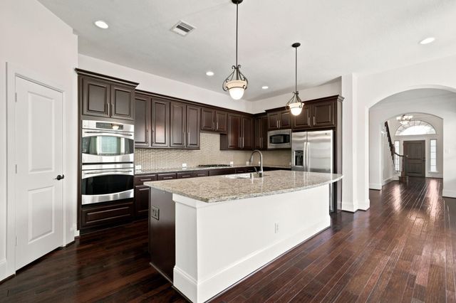 6 Sleeping Colt Place, The Woodlands, TX 77389