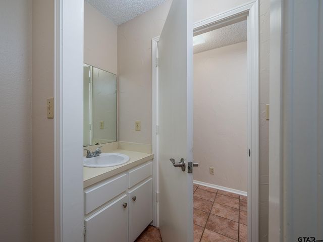 519 Sunnyside Dr, Chandler, TX 75758