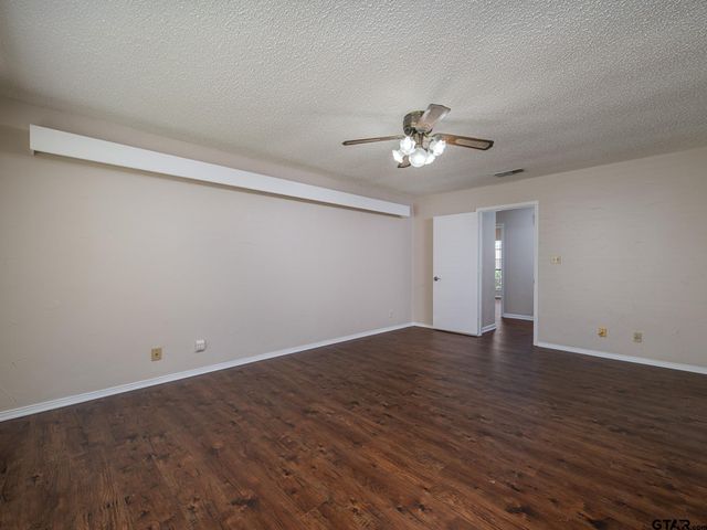 519 Sunnyside Dr, Chandler, TX 75758