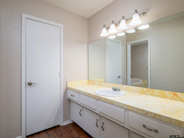 519 Sunnyside Dr, Chandler, TX 75758