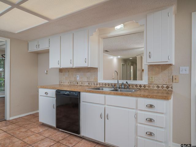 519 Sunnyside Dr, Chandler, TX 75758