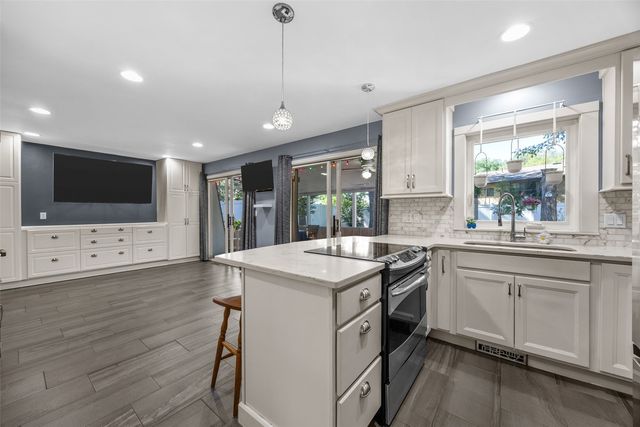 2023 Sandalwood Drive NE, Cedar Rapids, IA 52402