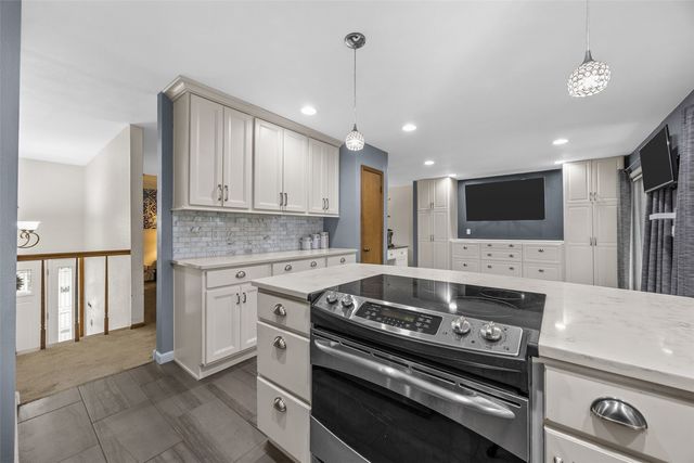 2023 Sandalwood Drive NE, Cedar Rapids, IA 52402