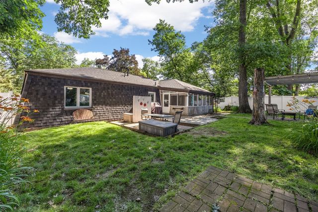 2023 Sandalwood Drive NE, Cedar Rapids, IA 52402