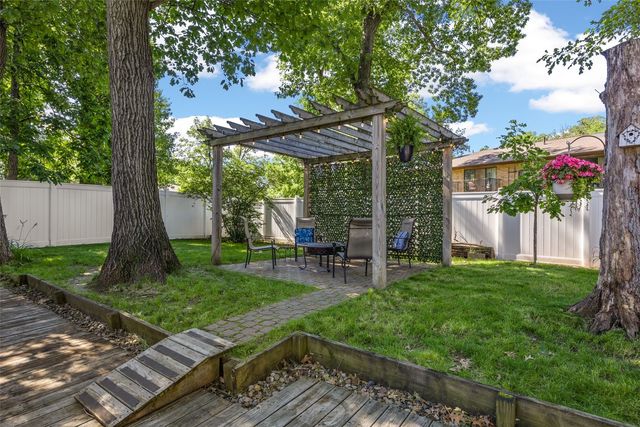 2023 Sandalwood Drive NE, Cedar Rapids, IA 52402