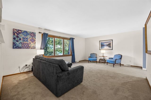 2023 Sandalwood Drive NE, Cedar Rapids, IA 52402