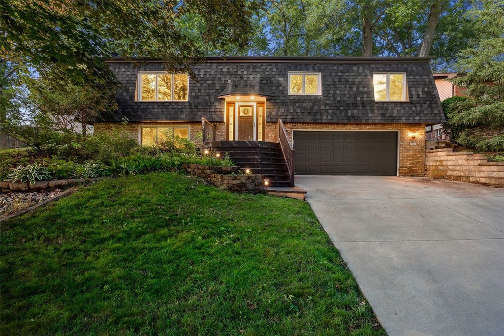 2023 Sandalwood Drive NE, Cedar Rapids, IA 52402
