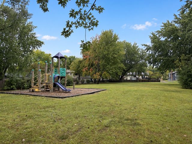 1013 Robinhood Place, Shoreview, MN 55126