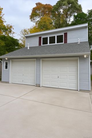 6 Maple Road, Rocky Point, NY 11778