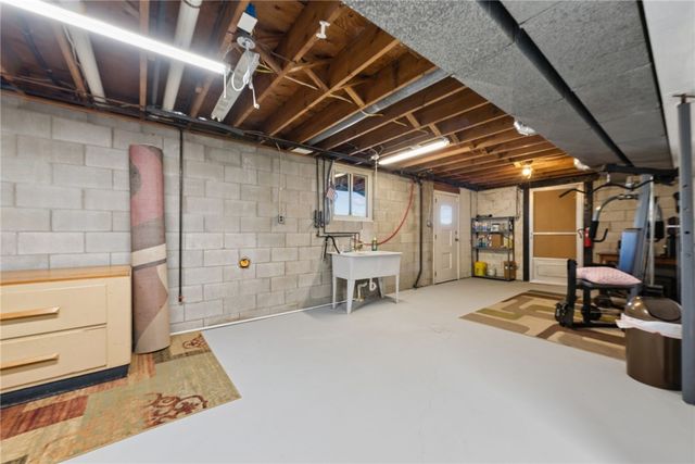 170 Summit Dr, North Huntingdon, PA 15642