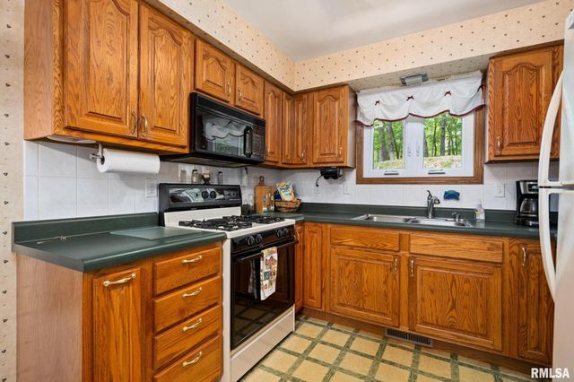 102 BITTERSWEET Lane, East Peoria, IL 61611