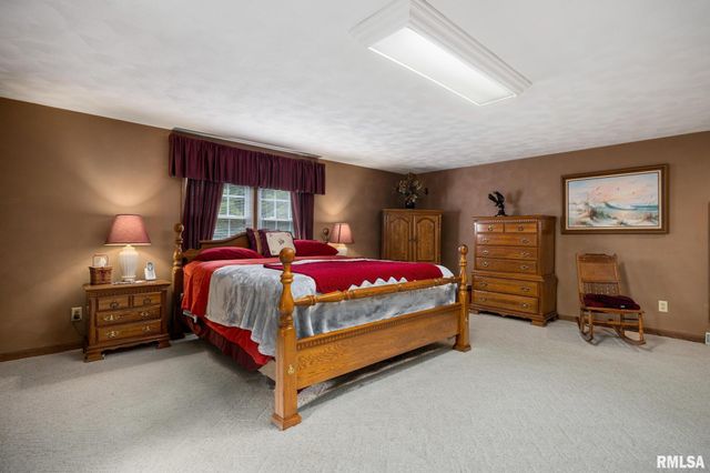 102 BITTERSWEET Lane, East Peoria, IL 61611
