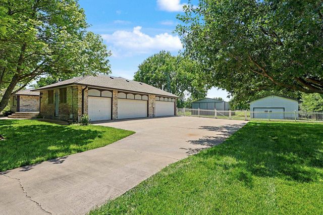 8425 S Lulu Ave, Haysville, KS 67060