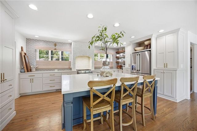 9526 Manor Road, Leawood, KS 66206