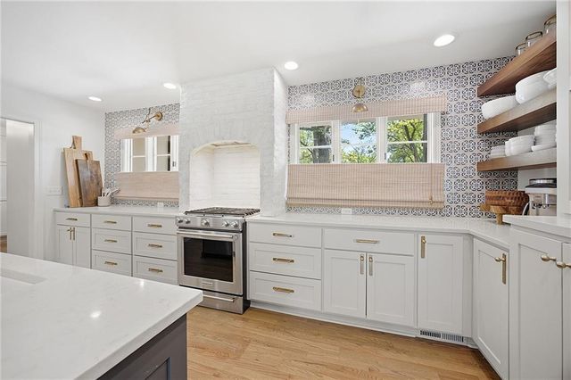 9526 Manor Road, Leawood, KS 66206