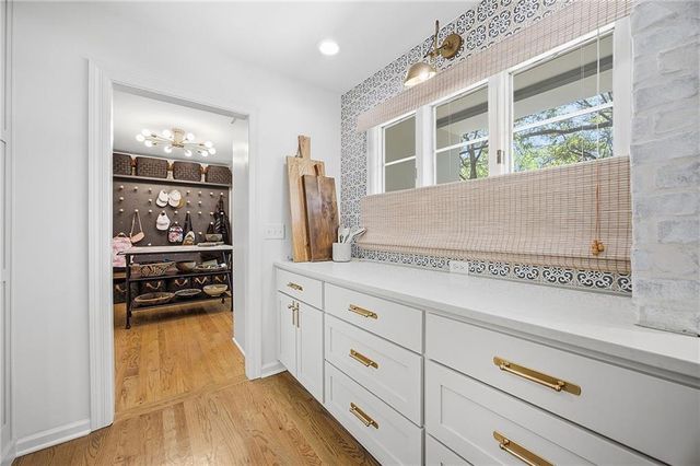 9526 Manor Road, Leawood, KS 66206