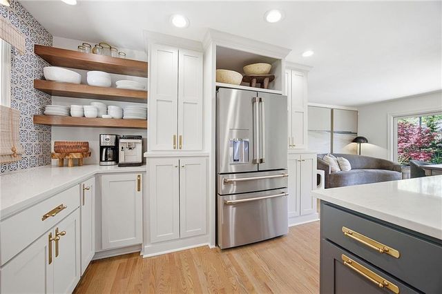 9526 Manor Road, Leawood, KS 66206