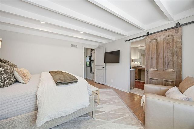 9526 Manor Road, Leawood, KS 66206