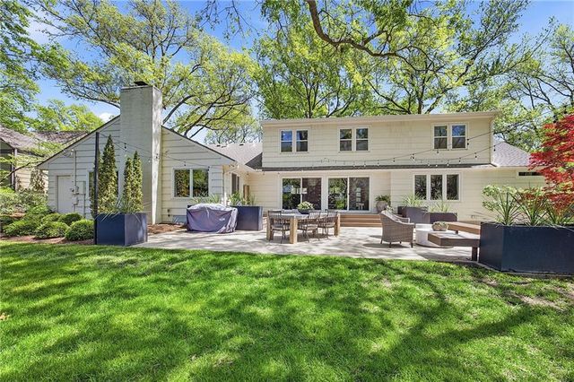 9526 Manor Road, Leawood, KS 66206