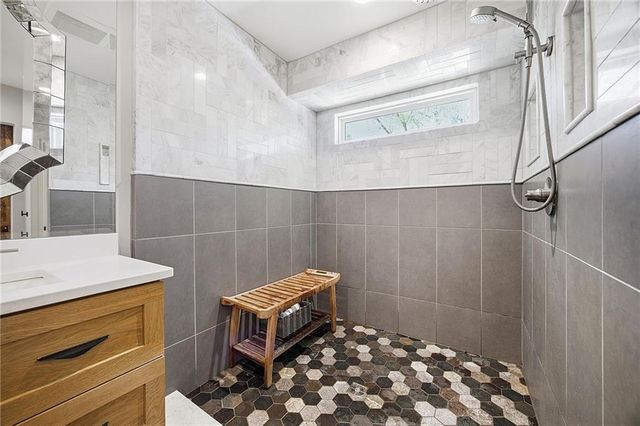 9526 Manor Road, Leawood, KS 66206