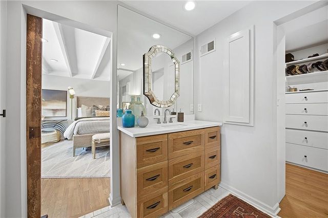 9526 Manor Road, Leawood, KS 66206