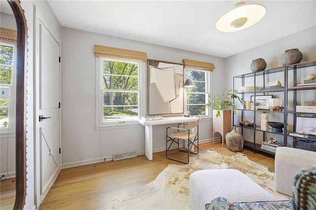 9526 Manor Road, Leawood, KS 66206