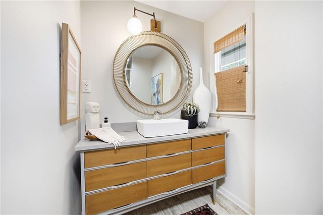9526 Manor Road, Leawood, KS 66206