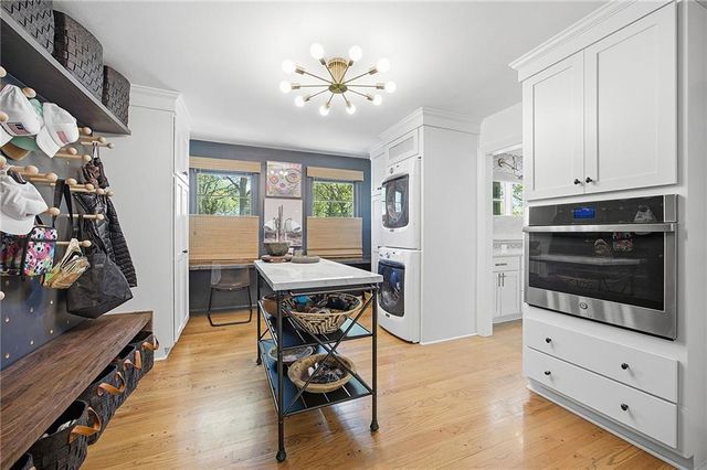 9526 Manor Road, Leawood, KS 66206