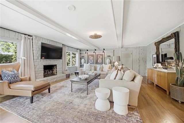 9526 Manor Road, Leawood, KS 66206