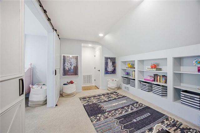 9526 Manor Road, Leawood, KS 66206