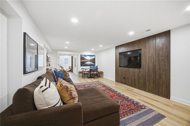 9526 Manor Road, Leawood, KS 66206
