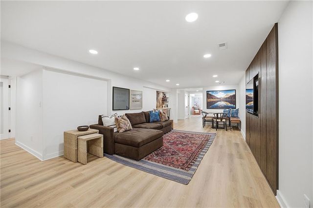 9526 Manor Road, Leawood, KS 66206