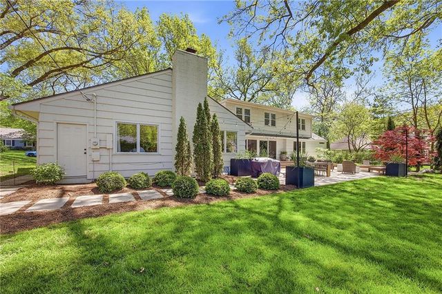 9526 Manor Road, Leawood, KS 66206