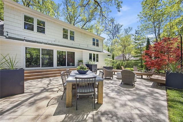 9526 Manor Road, Leawood, KS 66206