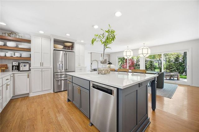 9526 Manor Road, Leawood, KS 66206