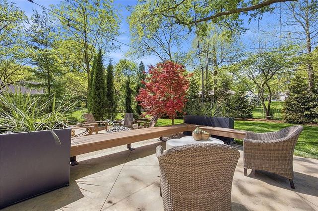 9526 Manor Road, Leawood, KS 66206