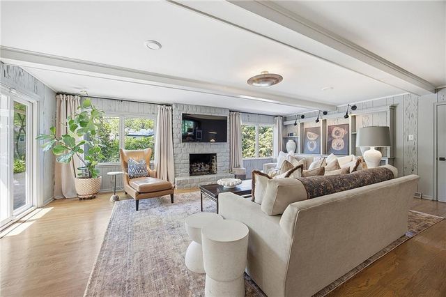 9526 Manor Road, Leawood, KS 66206