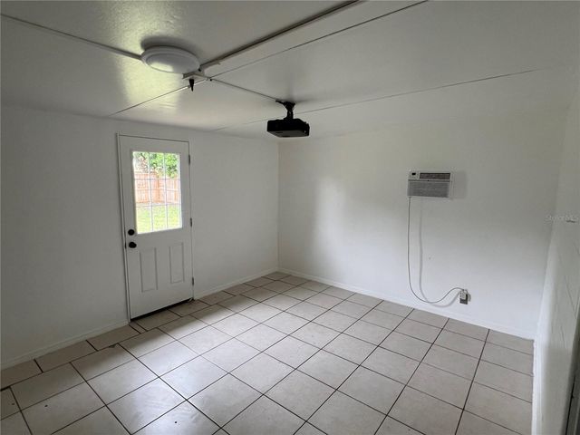 6 E THRUSH STREET, Apopka, FL 32712
