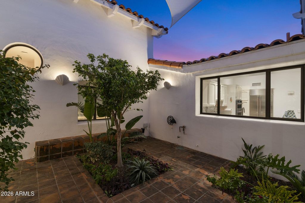 Image 20 of property listing at 84 Biltmore Estates --, Phoenix, AZ 85016