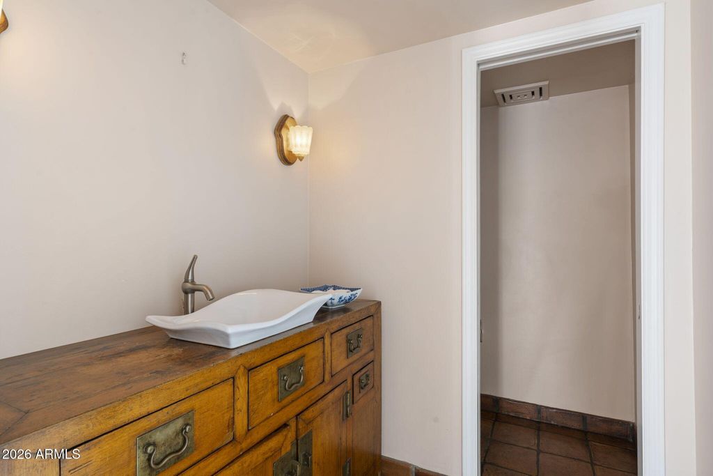 Image 21 of property listing at 84 Biltmore Estates --, Phoenix, AZ 85016