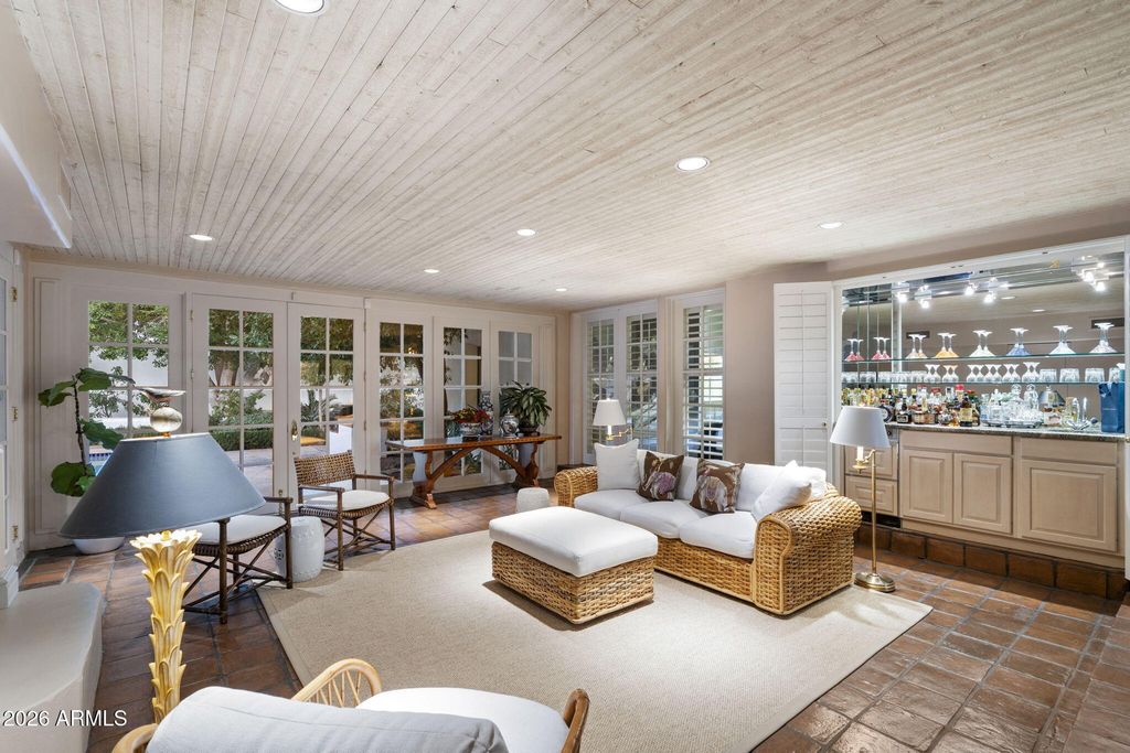 Image 6 of property listing at 84 Biltmore Estates --, Phoenix, AZ 85016