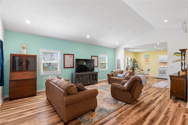 121 Las Palmas Dr, Corpus Christi, TX 78418