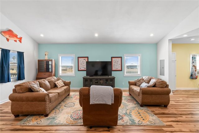 121 Las Palmas Dr, Corpus Christi, TX 78418