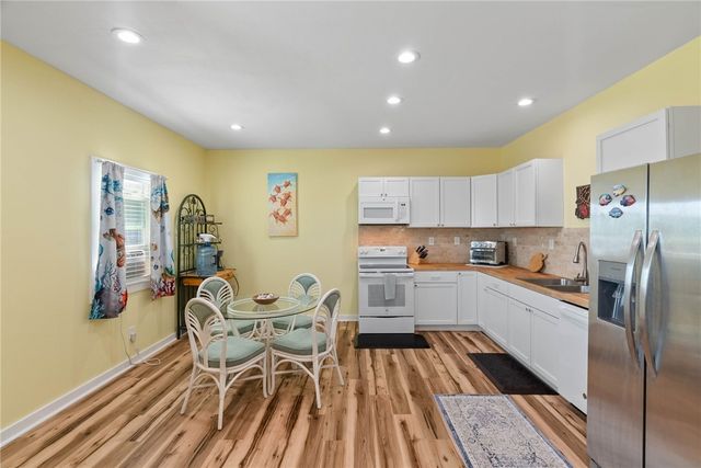 121 Las Palmas Dr, Corpus Christi, TX 78418