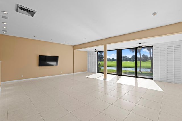 2435 Presidential Way E, West Palm Beach, FL 33401