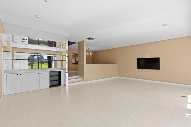 2435 Presidential Way E, West Palm Beach, FL 33401