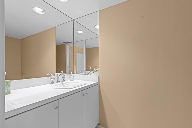 2435 Presidential Way E, West Palm Beach, FL 33401