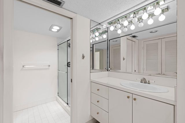 2435 Presidential Way E, West Palm Beach, FL 33401