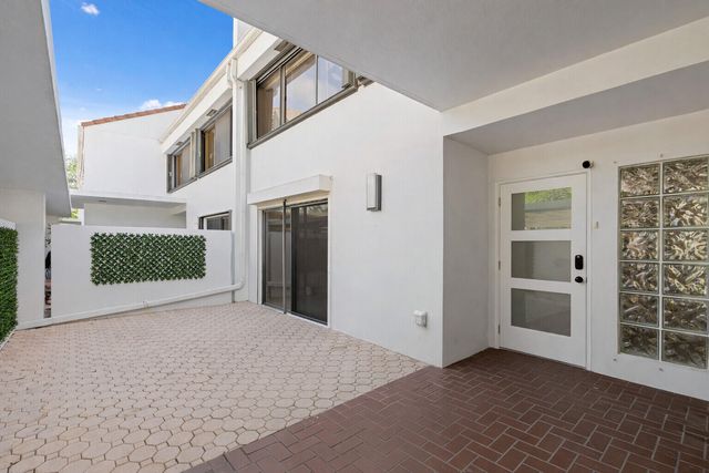 2435 Presidential Way E, West Palm Beach, FL 33401