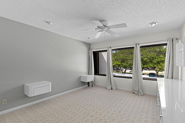 2435 Presidential Way E, West Palm Beach, FL 33401